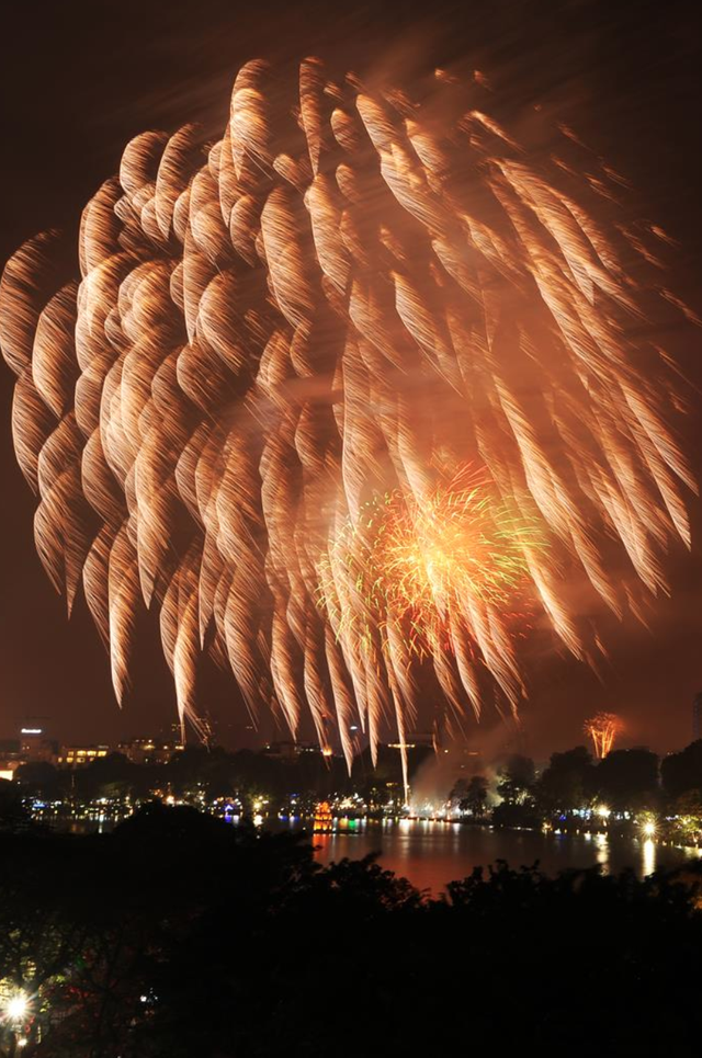 Năm Kỷ Hợi 2019: Cả nước ch&agrave;o đ&oacute;n năm mới với m&agrave;n ph&aacute;o hoa rực s&aacute;ng bầu trời