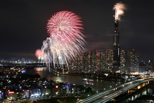 Năm Kỷ Hợi 2019: Cả nước ch&agrave;o đ&oacute;n năm mới với m&agrave;n ph&aacute;o hoa rực s&aacute;ng bầu trời