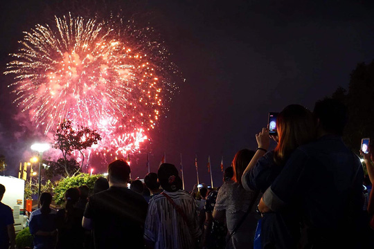 Năm Kỷ Hợi 2019: Cả nước ch&agrave;o đ&oacute;n năm mới với m&agrave;n ph&aacute;o hoa rực s&aacute;ng bầu trời