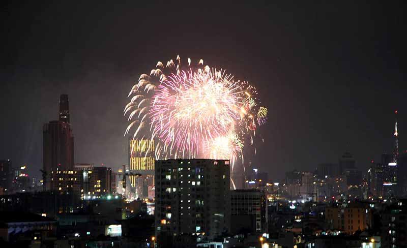 Năm Kỷ Hợi 2019: Cả nước ch&agrave;o đ&oacute;n năm mới với m&agrave;n ph&aacute;o hoa rực s&aacute;ng bầu trời