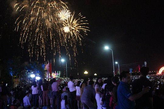 Năm Kỷ Hợi 2019: Cả nước ch&agrave;o đ&oacute;n năm mới với m&agrave;n ph&aacute;o hoa rực s&aacute;ng bầu trời