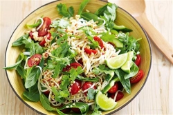 ngay tet nen an loai rau salad gi de chong ngan va giam can