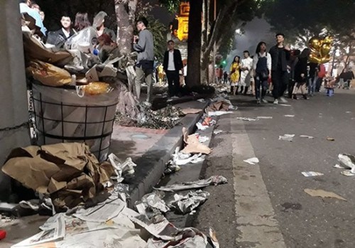 R&aacute;c ngập bờ hồ Ho&agrave;n Kiếm sau đ&ecirc;m giao thừa