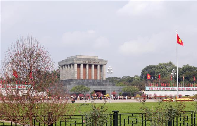 M&ugrave;ng 2 Tết, người d&acirc;n xếp h&agrave;ng v&agrave;o Lăng viếng Chủ tịch Hồ Ch&iacute; Minh