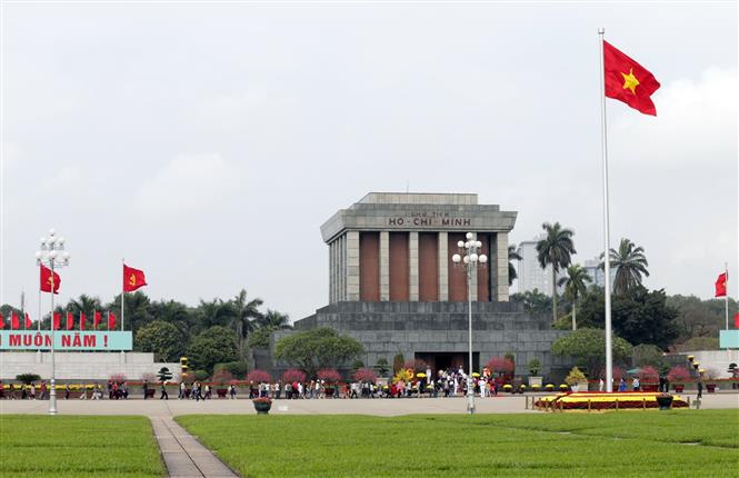 M&ugrave;ng 2 Tết, người d&acirc;n xếp h&agrave;ng v&agrave;o Lăng viếng Chủ tịch Hồ Ch&iacute; Minh