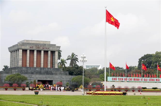 M&ugrave;ng 2 Tết, người d&acirc;n xếp h&agrave;ng v&agrave;o Lăng viếng Chủ tịch Hồ Ch&iacute; Minh