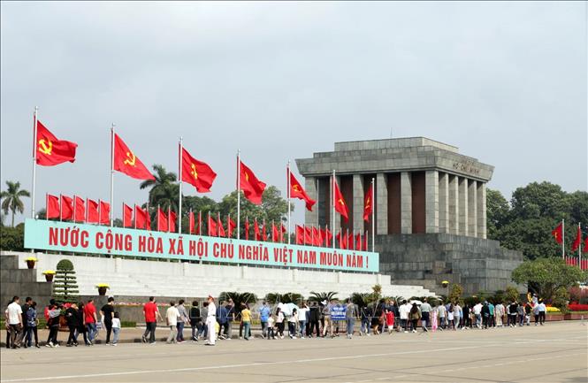 M&ugrave;ng 2 Tết, người d&acirc;n xếp h&agrave;ng v&agrave;o Lăng viếng Chủ tịch Hồ Ch&iacute; Minh