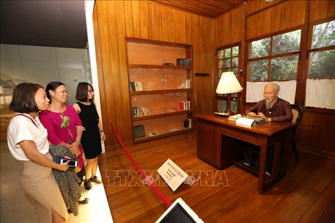 M&ugrave;ng 2 Tết, người d&acirc;n xếp h&agrave;ng v&agrave;o Lăng viếng Chủ tịch Hồ Ch&iacute; Minh