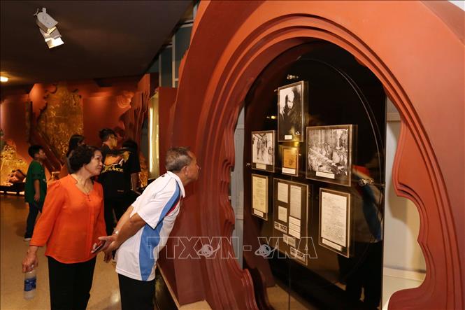 M&ugrave;ng 2 Tết, người d&acirc;n xếp h&agrave;ng v&agrave;o Lăng viếng Chủ tịch Hồ Ch&iacute; Minh