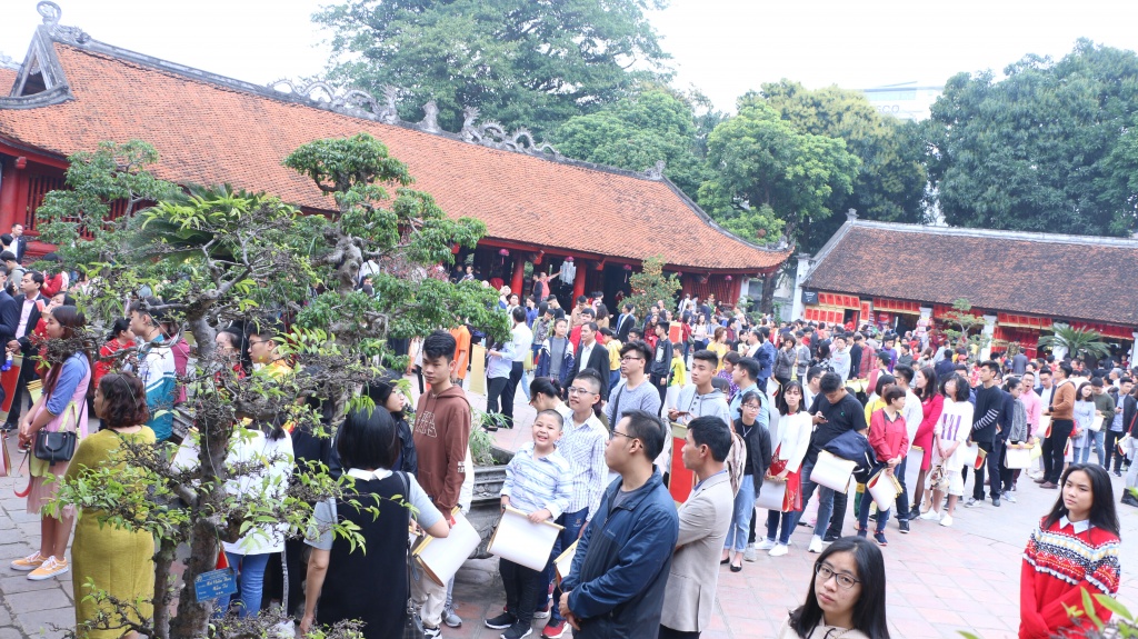 M&ugrave;ng 2 Tết: H&agrave;ng ngh&igrave;n người tới Văn Miếu xin chữ đầu năm