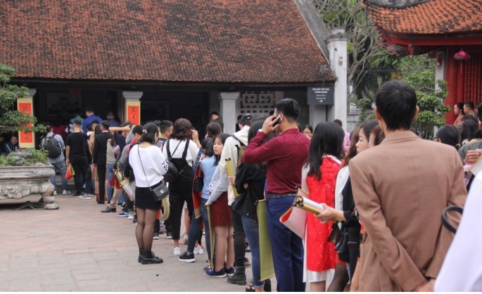 M&ugrave;ng 2 Tết: H&agrave;ng ngh&igrave;n người tới Văn Miếu xin chữ đầu năm