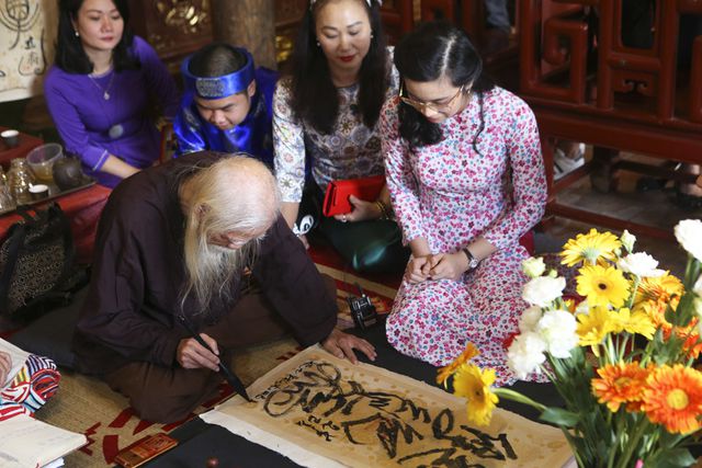 M&ugrave;ng 2 Tết: H&agrave;ng ngh&igrave;n người tới Văn Miếu xin chữ đầu năm