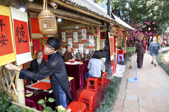 M&ugrave;ng 2 Tết: H&agrave;ng ngh&igrave;n người tới Văn Miếu xin chữ đầu năm