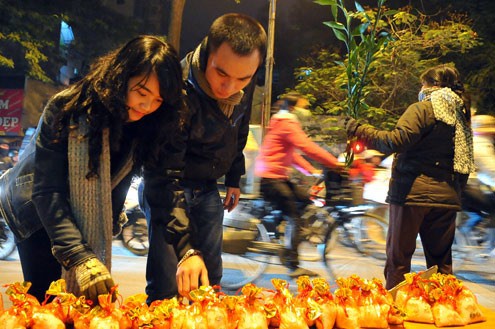 Tục đầu năm mua muối, cuối năm mua v&ocirc;i của người Việt