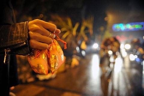 Tục đầu năm mua muối, cuối năm mua v&ocirc;i của người Việt
