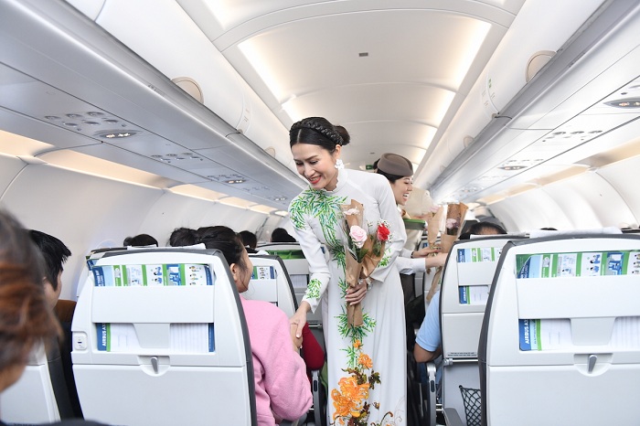 Bamboo Airways tặng quà cho khách hàng trên chuyến bay đầu năm Kỷ Hợi