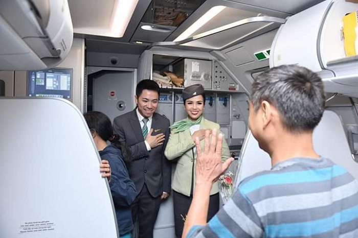 Bamboo Airways tặng quà cho khách hàng trên chuyến bay đầu năm Kỷ Hợi