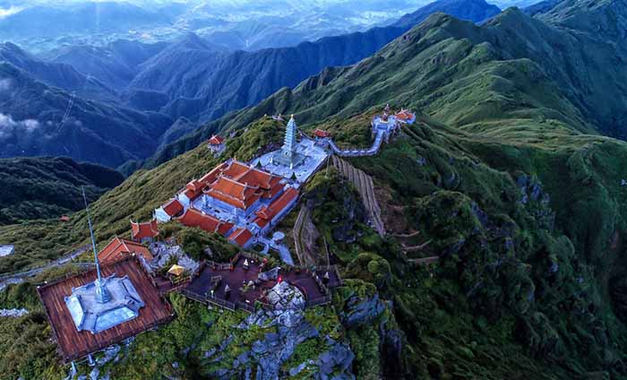 Rủ nhau lên Fansipan ngắm băng trốn nóng đầu năm mới