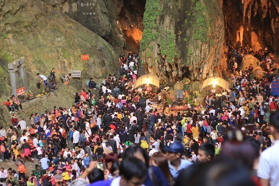 Nghẹt cứng, chen lấn chờ khai hội ch&ugrave;a Hương