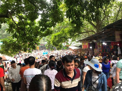 Nghẹt cứng, chen lấn chờ khai hội ch&ugrave;a Hương