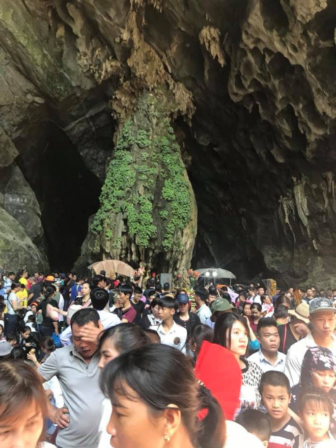 Nghẹt cứng, chen lấn chờ khai hội ch&ugrave;a Hương