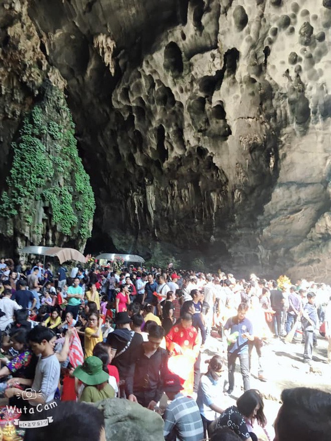 Nghẹt cứng, chen lấn chờ khai hội ch&ugrave;a Hương