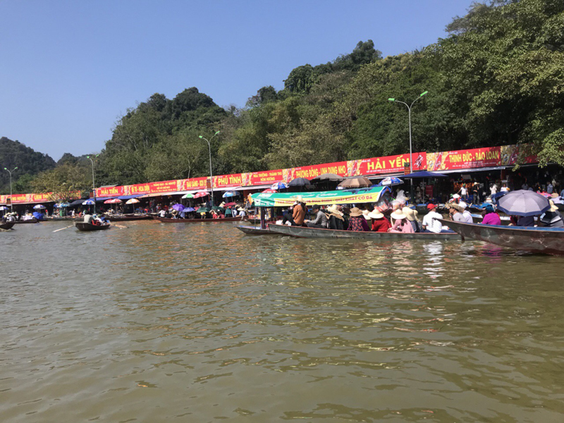 Nghẹt cứng, chen lấn chờ khai hội ch&ugrave;a Hương