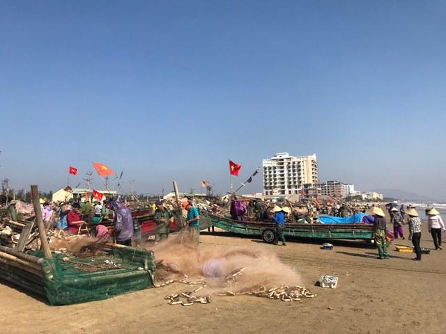 Ngư d&acirc;n hồ hởi &ldquo;x&ocirc;ng&rdquo; biển đ&oacute;n lộc đầu năm