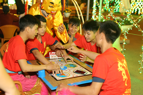 Ấm c&uacute;ng Tết Nguy&ecirc;n đ&aacute;n tại chuỗi quần thể nghỉ dưỡng FLC