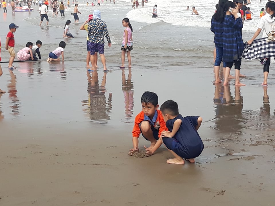 Sầm Sơn - Thanh H&oacute;a: H&agrave;ng ngh&igrave;n người n&ocirc; nức đi tắm biển đầu năm