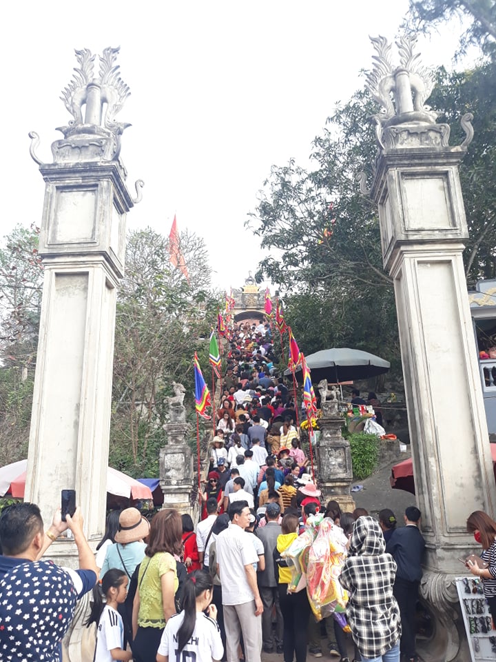 Sầm Sơn - Thanh H&oacute;a: H&agrave;ng ngh&igrave;n người n&ocirc; nức đi tắm biển đầu năm