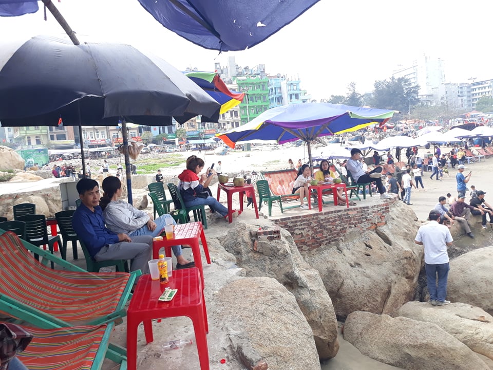 Sầm Sơn - Thanh H&oacute;a: H&agrave;ng ngh&igrave;n người n&ocirc; nức đi tắm biển đầu năm