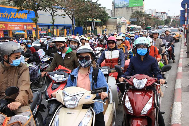 D&ograve;ng người bất tận đổ về cửa ng&otilde; thủ đ&ocirc; sau dịp Tết Kỉ Hợi
