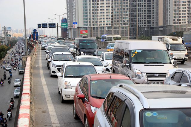 D&ograve;ng người bất tận đổ về cửa ng&otilde; thủ đ&ocirc; sau dịp Tết Kỉ Hợi