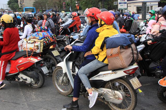 D&ograve;ng người bất tận đổ về cửa ng&otilde; thủ đ&ocirc; sau dịp Tết Kỉ Hợi