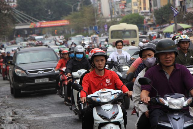D&ograve;ng người bất tận đổ về cửa ng&otilde; thủ đ&ocirc; sau dịp Tết Kỉ Hợi