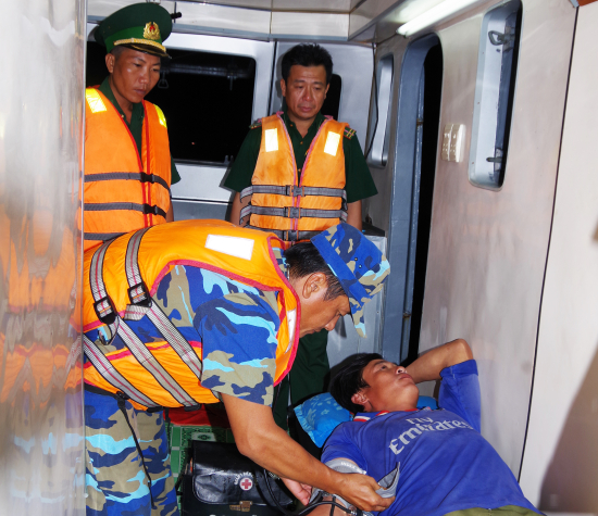 Cà Mau: Cứu kịp thời 4 ngư dân gặp nạn trên vùng biển