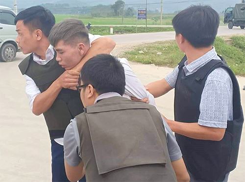 Bắt giữ 3 đối tượng cầm s&uacute;ng cố thủ ở xe chở ma tu&yacute;