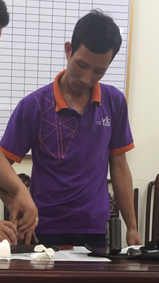Tài xế taxi VIC rút ống sắt hành hung người sau va chạm giao thông