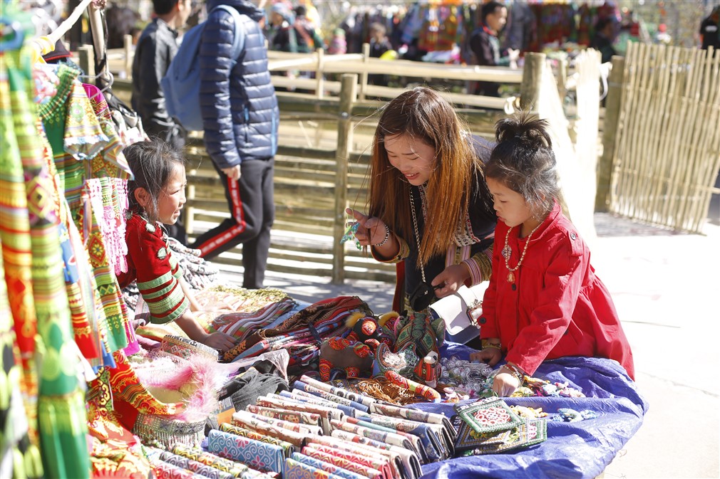 M&ecirc; mẩn với sắc xu&acirc;n T&acirc;y Bắc trong Hội Xu&acirc;n Mở Cổng trời Fansipan