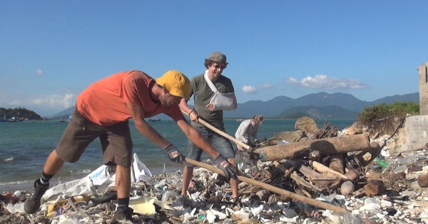 Một m&igrave;nh dọn r&aacute;c kh&ocirc;ng xuể, &ldquo;T&acirc;y Balo&rdquo; k&ecirc;u gọi bạn b&egrave; bay sang Việt Nam