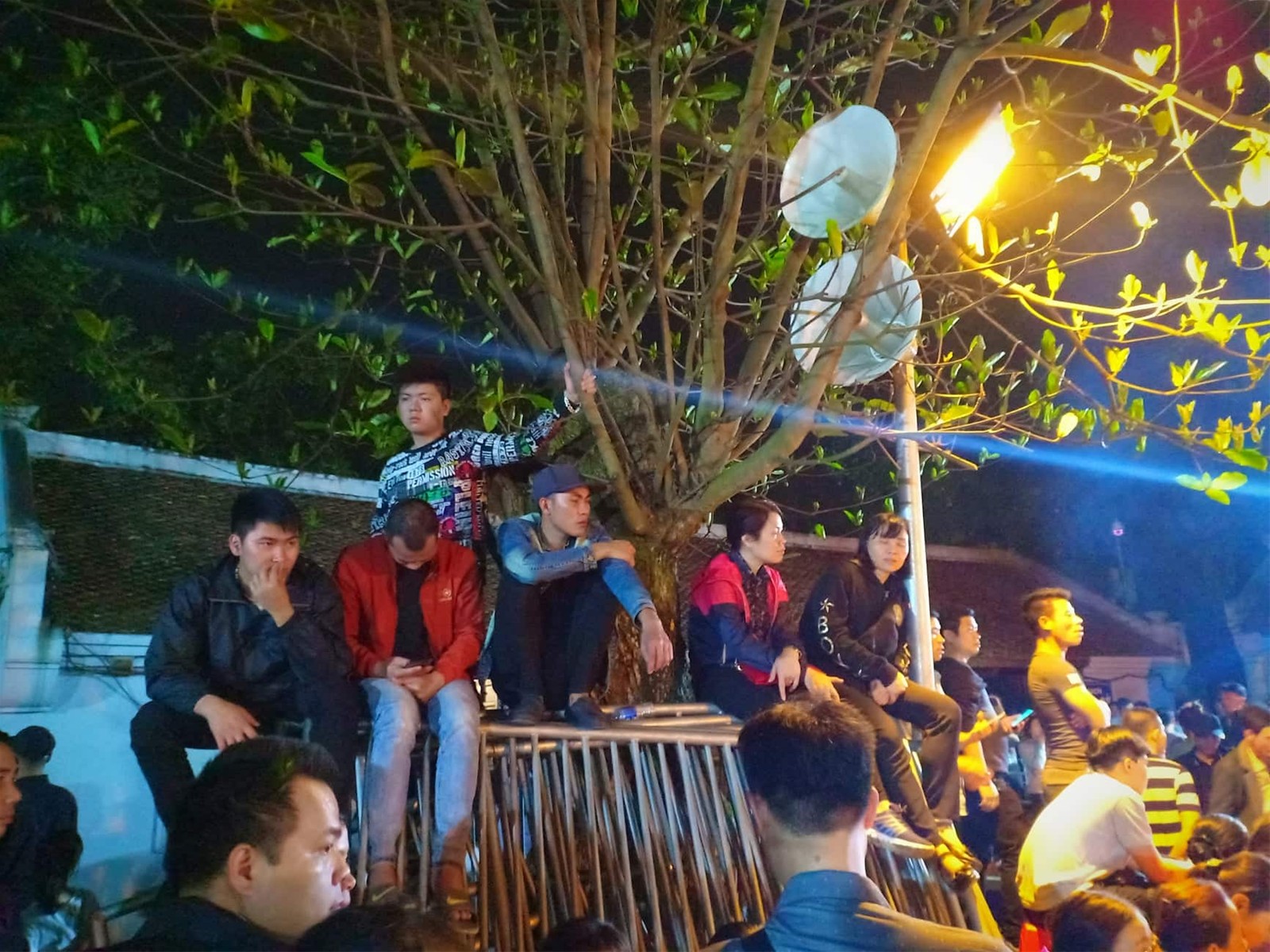Ch&ugrave;m ảnh: Người d&acirc;n vạ vật trắng đ&ecirc;m chờ ph&aacute;t ấn đền Trần