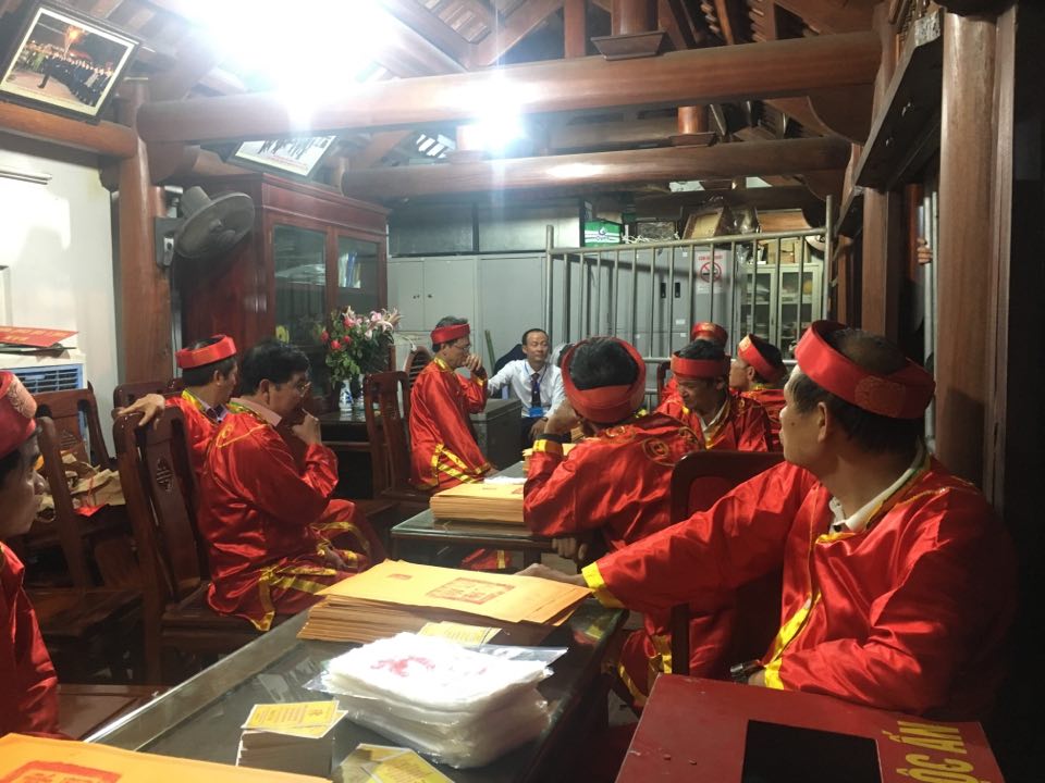 Ch&ugrave;m ảnh: Người d&acirc;n vạ vật trắng đ&ecirc;m chờ ph&aacute;t ấn đền Trần
