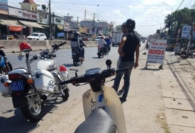 dong nai xe khach bien so khanh hoa chay nguoc chieu ep lai lam 1 csgt va 1 nguoi di duong bi thuong