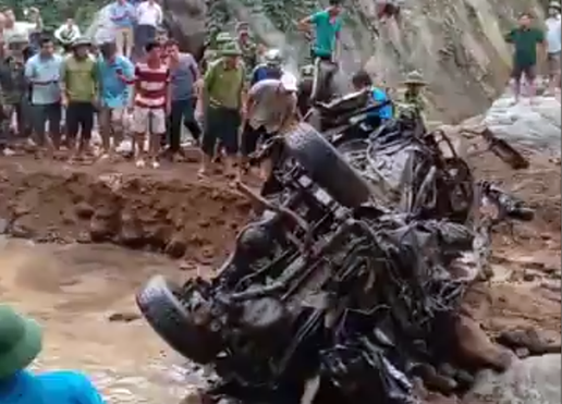 Thanh H&oacute;a: Ph&aacute;t hiện xe &ocirc; t&ocirc; chở 2 c&aacute;n bộ bi&ecirc;n ph&ograve;ng bị lũ cuốn c&aacute;ch đ&acirc;y 2 năm