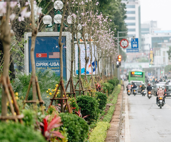 C&ocirc;ng nh&acirc;n VSMT H&agrave; Nội gấp r&uacute;t trang ho&agrave;ng đường phố để chuẩn bị hội nghị Thượng đỉnh Mỹ - Triều