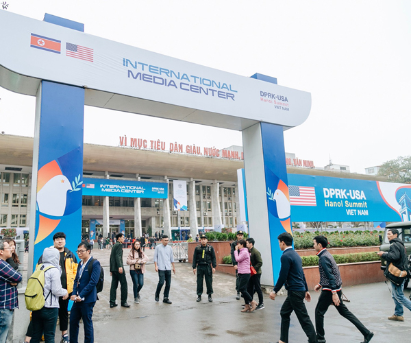 C&ocirc;ng nh&acirc;n VSMT H&agrave; Nội gấp r&uacute;t trang ho&agrave;ng đường phố để chuẩn bị hội nghị Thượng đỉnh Mỹ - Triều