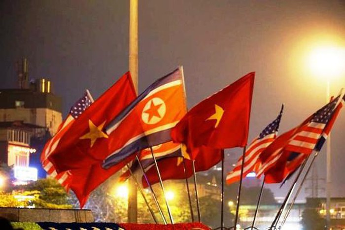 H&igrave;nh ảnh c&ocirc;ng nh&acirc;n thức trắng đ&ecirc;m trang ho&agrave;ng đường phố phục vụ Hội nghị Thượng đỉnh Mỹ-Triều