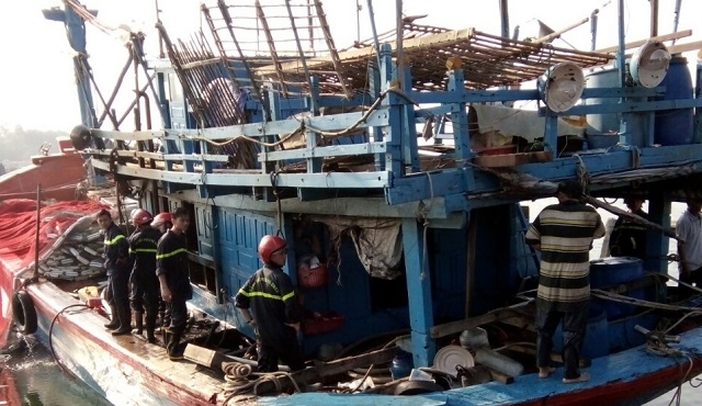 Quảng Ng&atilde;i: T&agrave;u c&aacute; chứa 800 l&iacute;t dầu bốc ch&aacute;y, thiệt hại h&agrave;ng trăm triệu đồng