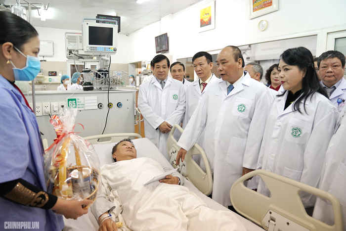 Thủ tướng: Cần t&ocirc;n vinh những &lsquo;anh h&ugrave;ng thầm lặng&rsquo; của ng&agrave;nh y
